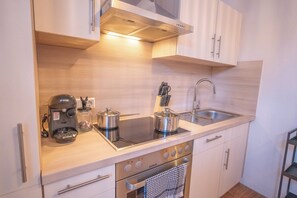 Fridge, oven, stovetop, dishwasher