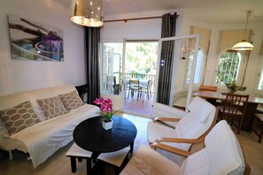 Apartment | Living area - Spacious Apt. With Barbecue in Roses (Roses)