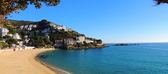 로지스의 바비큐 시설이 있는 넓은 아파트