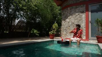 Habitació de luxe, piscina privada | Roba de llit d'alta qualitat i matalassos d'escuma viscoelàstica