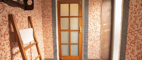 Luxury-Zimmer, eigener Pool | Badezimmer | Dusche, Regendusche, Designer-Toilettenartikel, Haartrockner