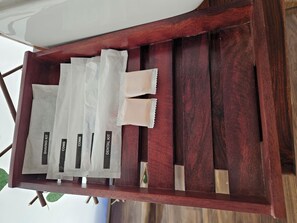 Douche, articles de toilette gratuits, sèche-cheveux