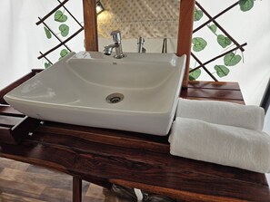 Douche, articles de toilette gratuits, sèche-cheveux