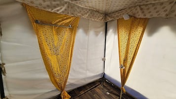 Regadera, amenidades de baño gratuitas, secadora de cabello, toallas