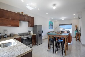 Réfrigérateur, four à micro-ondes, un four, surface de cuisson