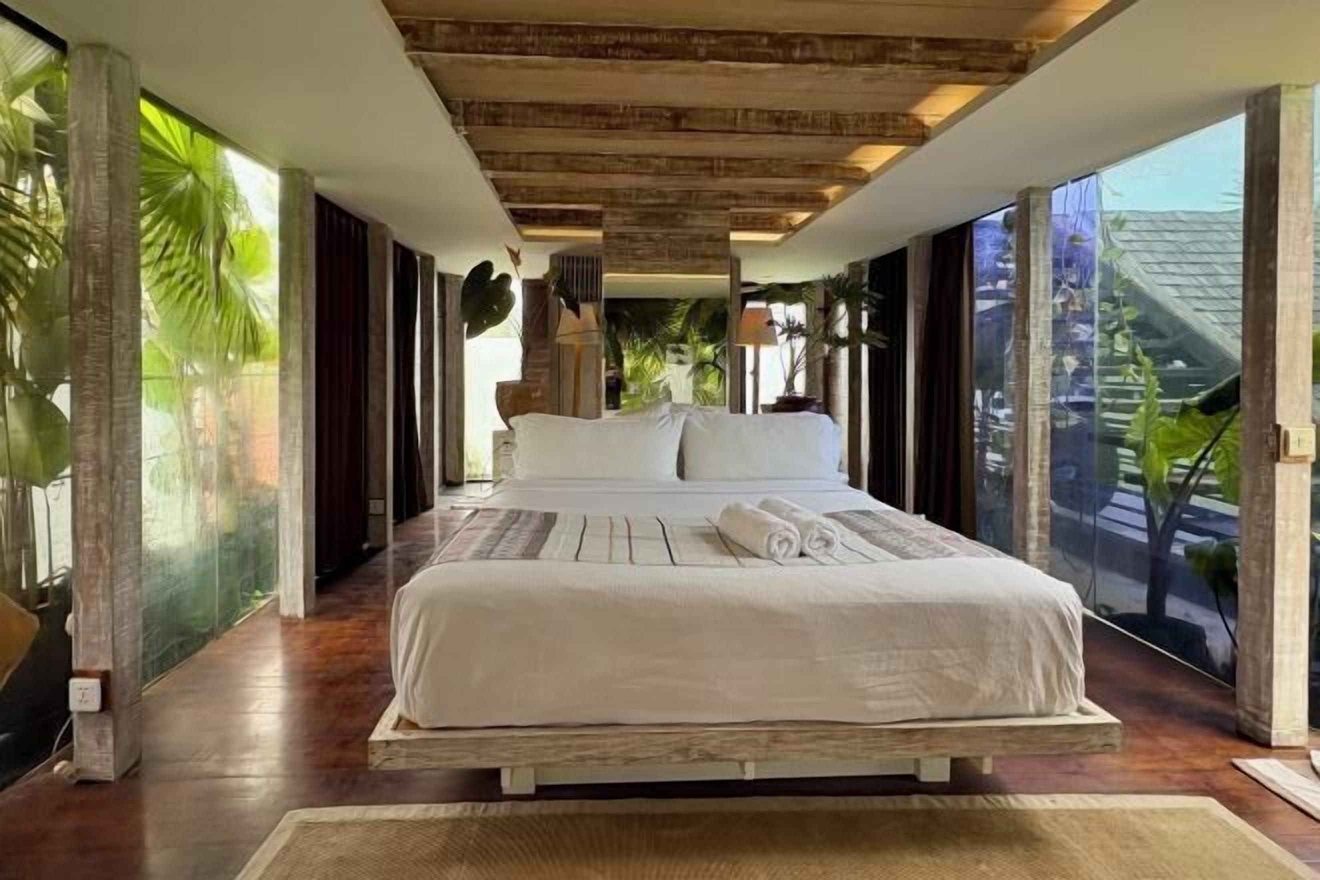 Premium bedding, desk, laptop workspace, free WiFi