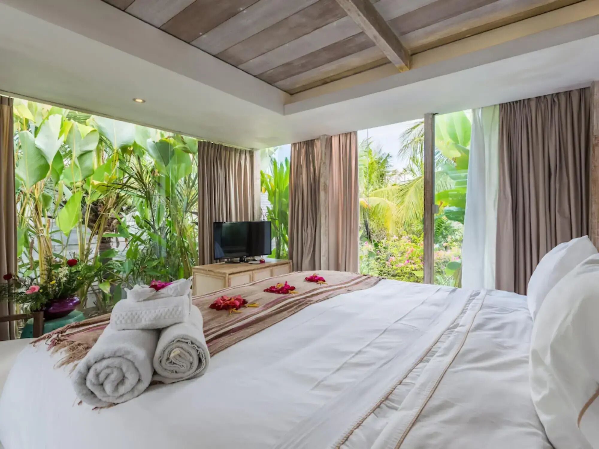 Comfort Villa, Garden View | Desk, laptop workspace, free WiFi