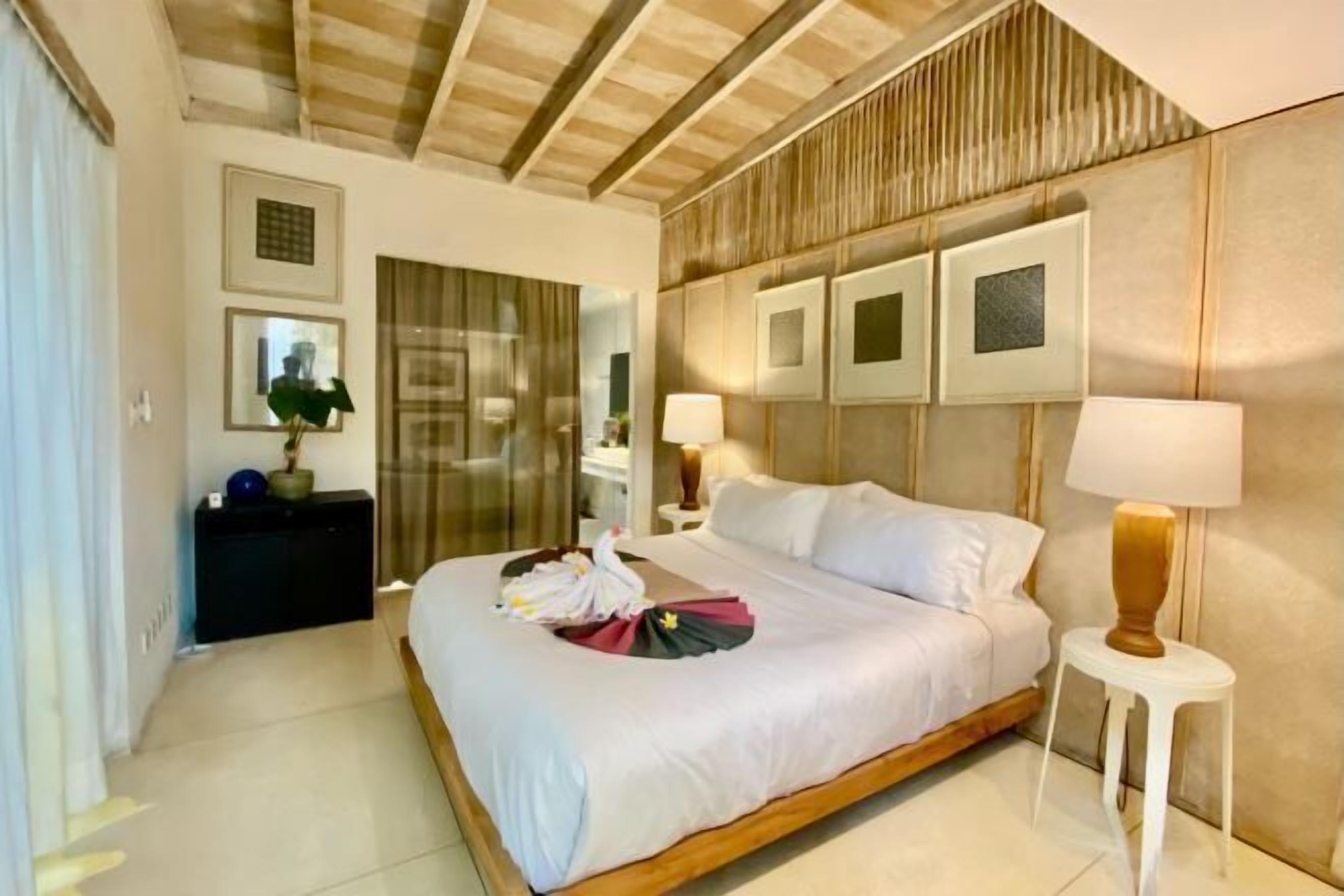 Desk, laptop workspace, free WiFi