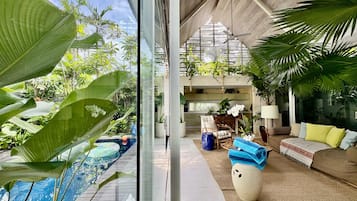 Escritorio, espacio para trabajar con laptop y wifi gratis