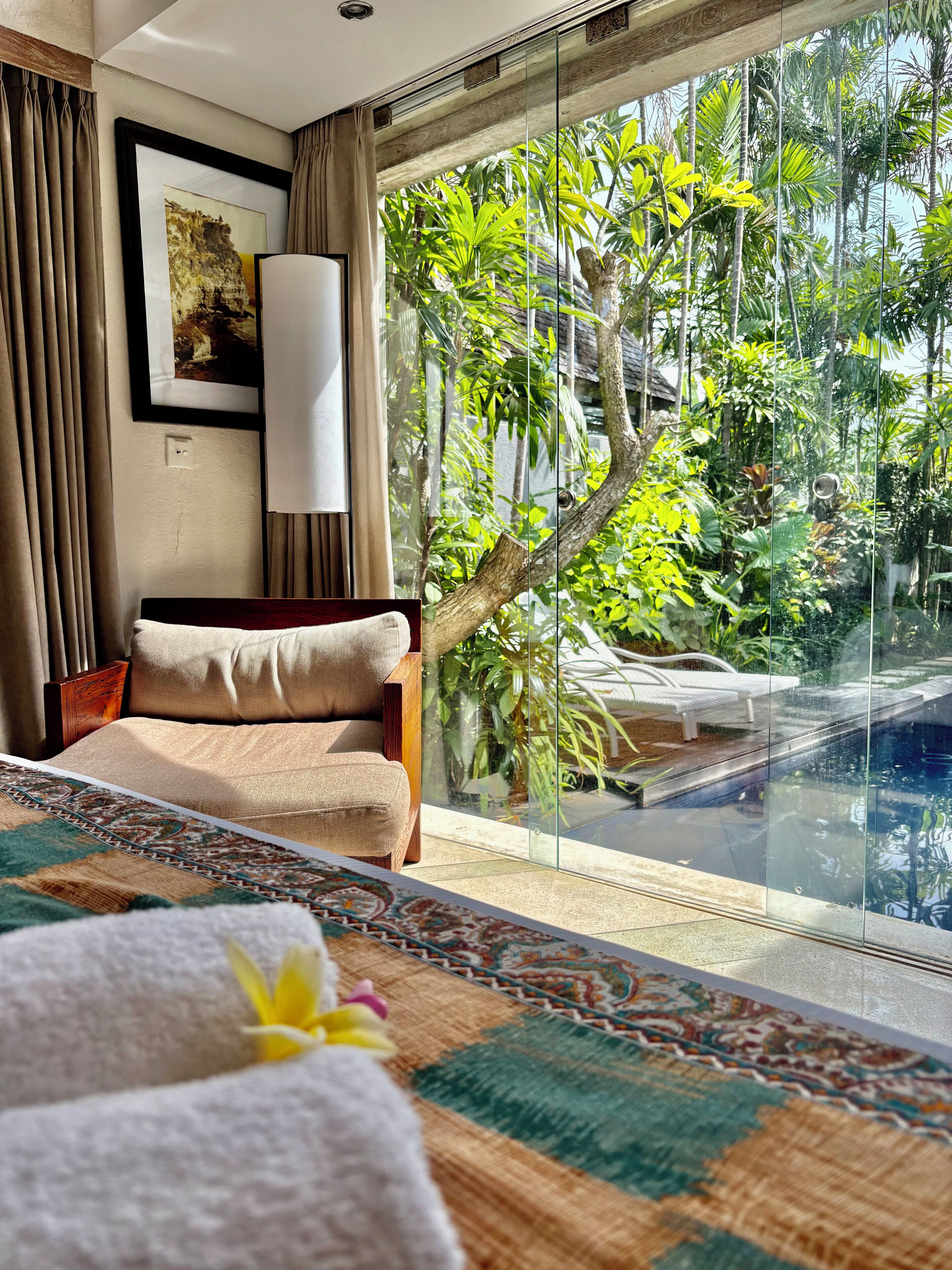 Skrivebord, skrivebord for bærbar PC og wi-fi (inkludert)