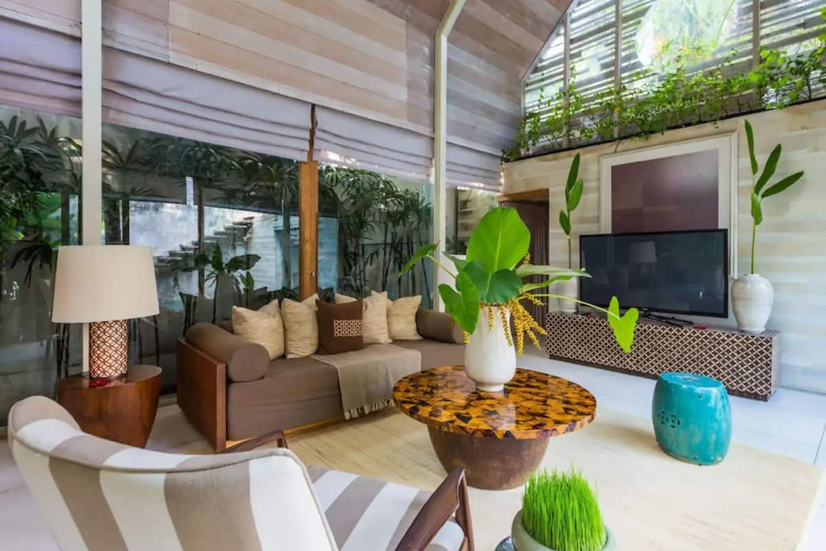 Comfort villa, uitzicht op tuin | Woonruimte | Een flatscreentelevisie
