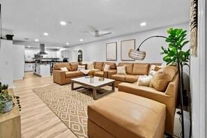 Smart-tv, een dvd-speler, boeken en een filmbibliotheek