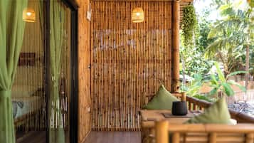 Chambre Double Confort, vue jardin | Coffres-forts dans les chambres, bureau