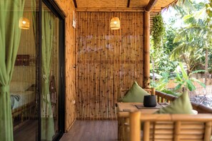 Comfort tweepersoonskamer, uitzicht op tuin | Een kluis op de kamer, een bureau, een laptopwerkplek, gratis wifi