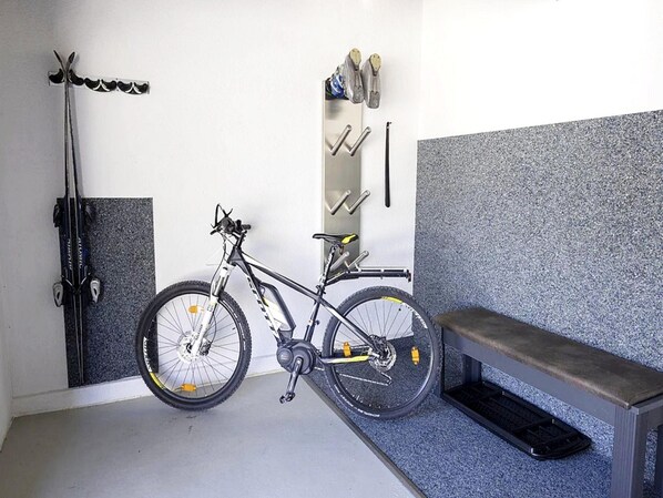 A compact room with a bicycle, a bench, and a shoe rack. - Holiday Home for 3 People in Brixlegg (Brixlegg)