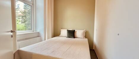 2 bedrooms, iron/ironing board, travel cot, free WiFi