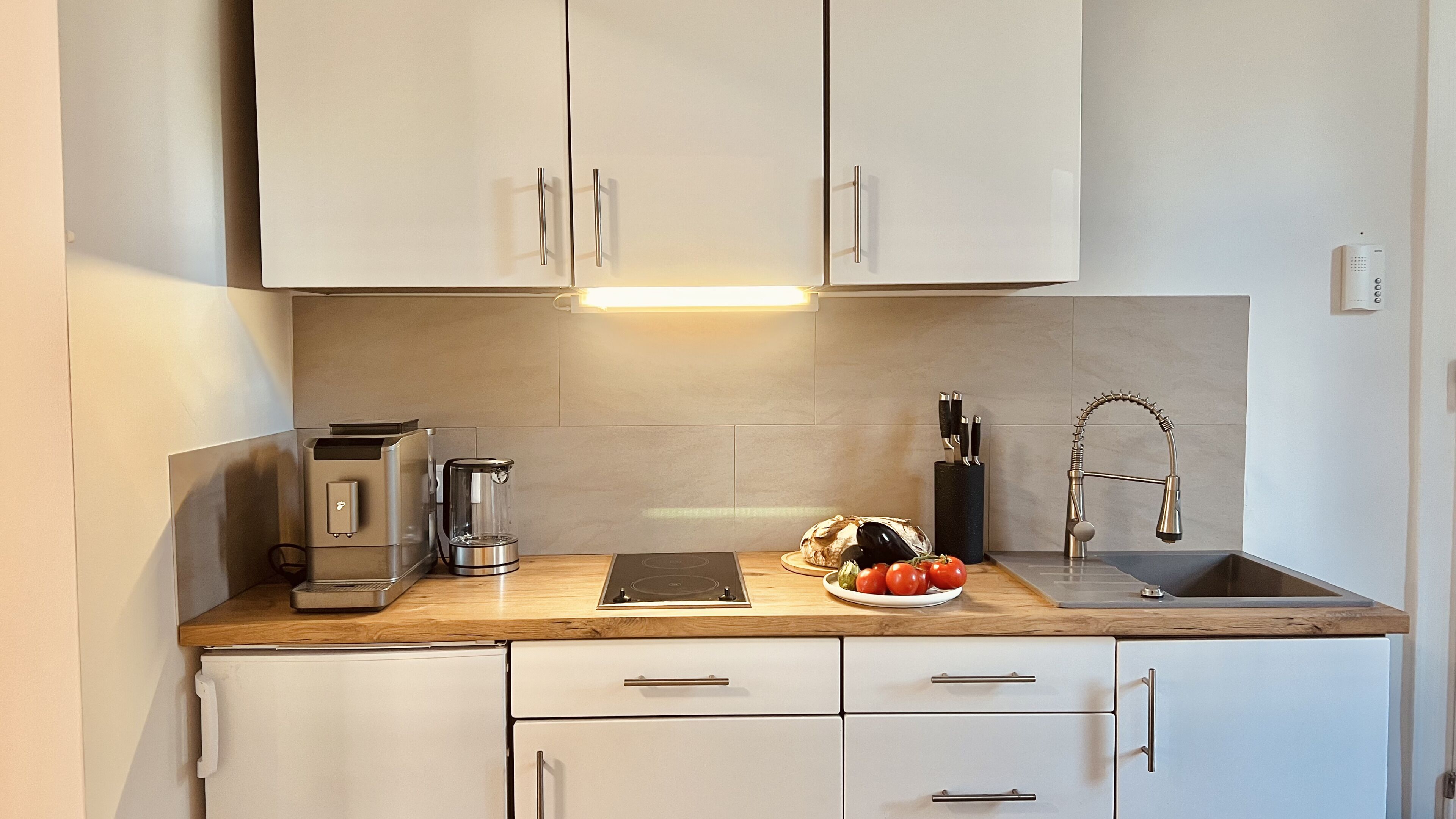 Refrigerador, placa de cocina, cafetera/tetera, tetera/pava eléctrica