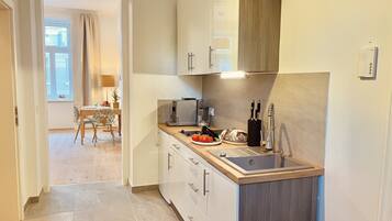 Fridge, stovetop, coffee/tea maker, electric kettle