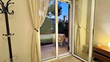 2 bedrooms, desk, iron/ironing board, WiFi