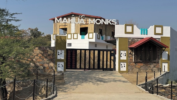 Un bâtiment sur lequel on peut lire l’inscription : « MOINES DE MAHUA ».