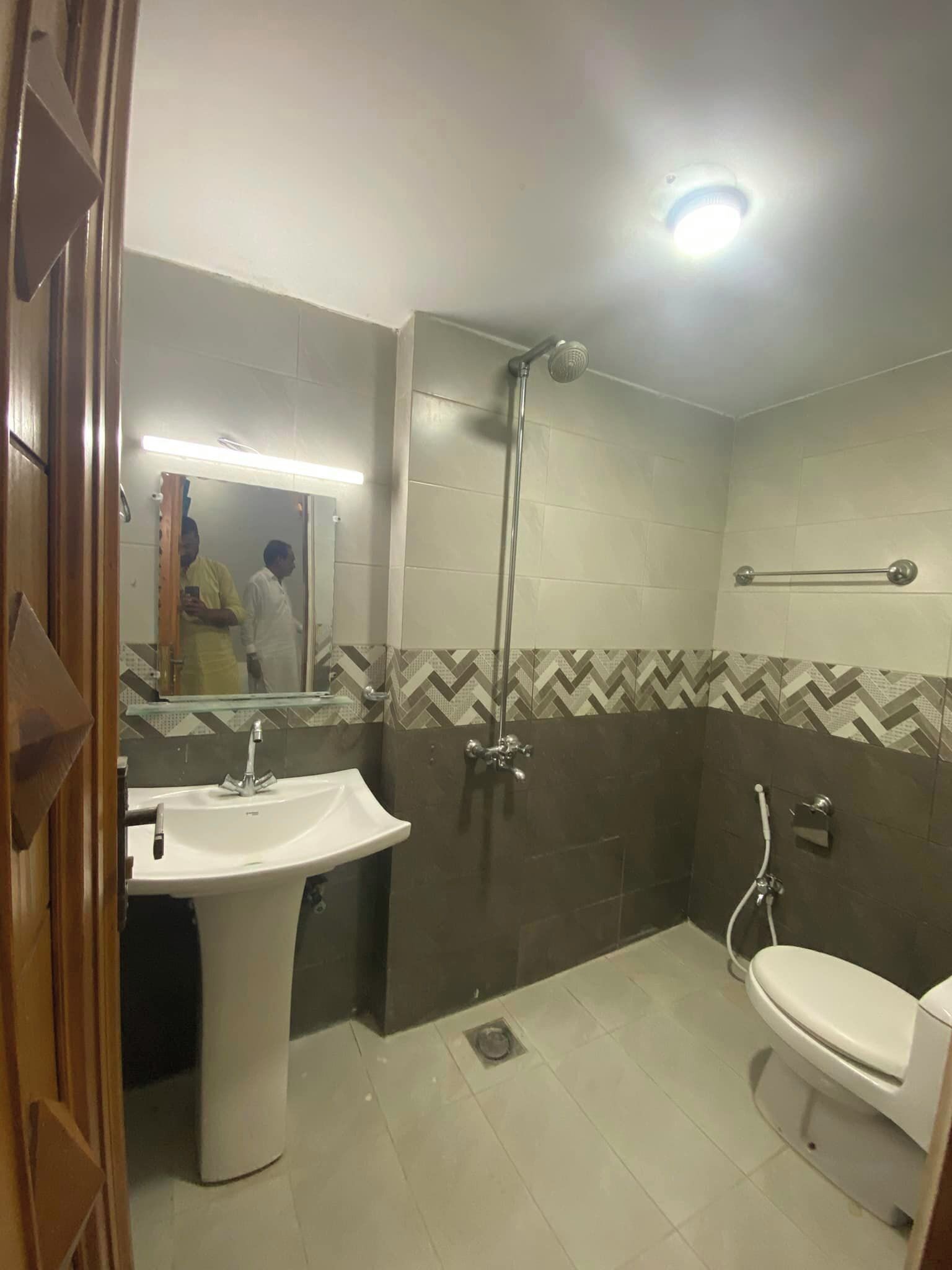 Regadera, toallas, jabón, papel de baño 