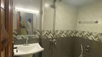 Dusch, handdukar, tvål och toalettpapper