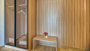 Una stanza con un armadio in legno, una panca con un vaso di fiori e una parete in legno.