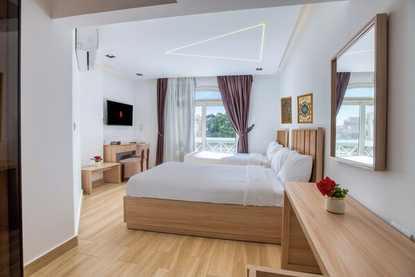 خزنة داخل الغرفة ومكتب ومساحة عمل للكمبيوتر المحمول وتجهيزات عازلة للصوت