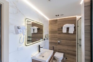 Smekmånadssvit - balkong - utsikt mot bergen | Badrum | Hårtork, tofflor, handdukar och tvål