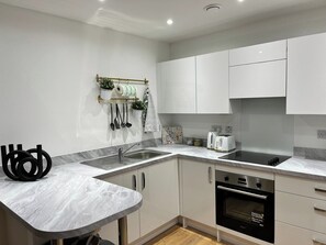 Geladeira, micro-ondas, fogão, cooktop