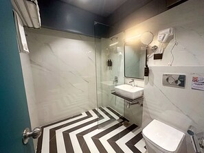 Dusche, kostenlose Toilettenartikel, Haartrockner, Handtücher