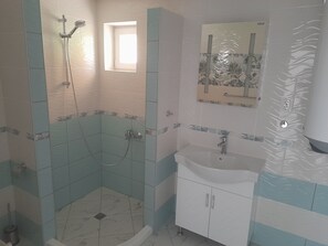 Shower, hair dryer, towels, toilet paper - Resort house Kazimir suitable for families and pets (Kazimir)