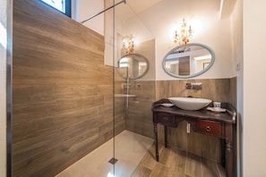 Dusche, Haartrockner, Bidet, Handtücher
