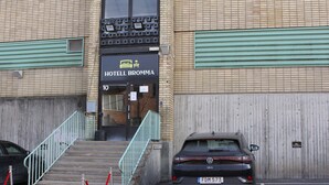 Un edificio con un cartel que dice