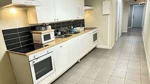 Refrigerador, microondas, placa de cocina, lavavajillas