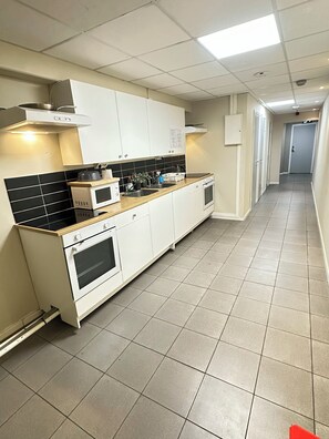 Kühlschrank, Mikrowelle, Herdplatte, Geschirrspüler