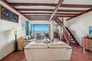 Comfort villa, 2 slaapkamers, privézwembad, uitzicht op zee | Woonruimte | Een 60-inch televisie met satellietzenders