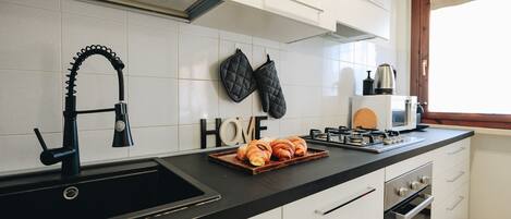 Een koelkast, een microgolfoven, een oven, een vaatwasser