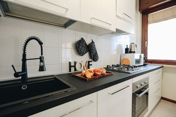 Kühlschrank, Mikrowelle, Ofen, Geschirrspüler