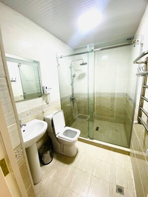 Deluxe-Doppel- oder -Zweibettzimmer, Balkon, Stadtblick | Badezimmer