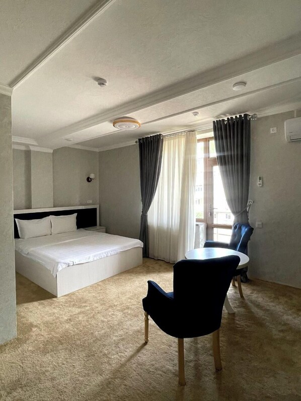 Deluxe Double Room, Balcony, Canal View