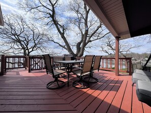 Outdoor dining - Comfortable Cabin ON Lake and 20 minutes to Ski Hill and Walk to Beach! (Burlington)