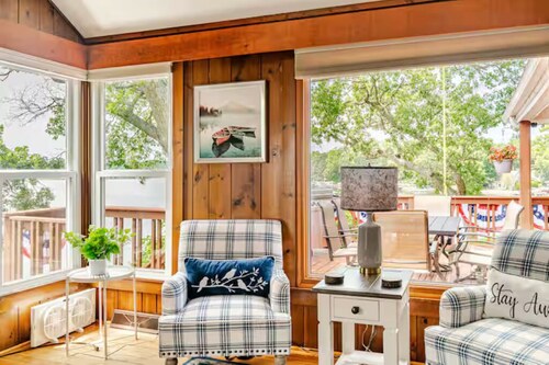 Comfortable Cabin ON Lake and 20 minutes to Ski Hill and Walk to Beach!