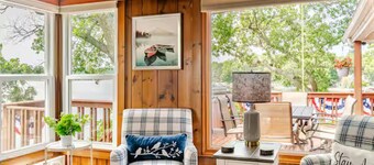 Comfortable Cabin ON Lake and 20 minutes to Ski Hill and Walk to Beach!