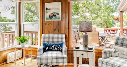 Comfortable Cabin ON Lake and 20 minutes to Ski Hill and Walk to Beach!