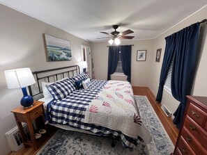 3 bedrooms, iron/ironing board, WiFi, bed sheets - Comfortable Cabin ON Lake and 20 minutes to Ski Hill and Walk to Beach! (Burlington)