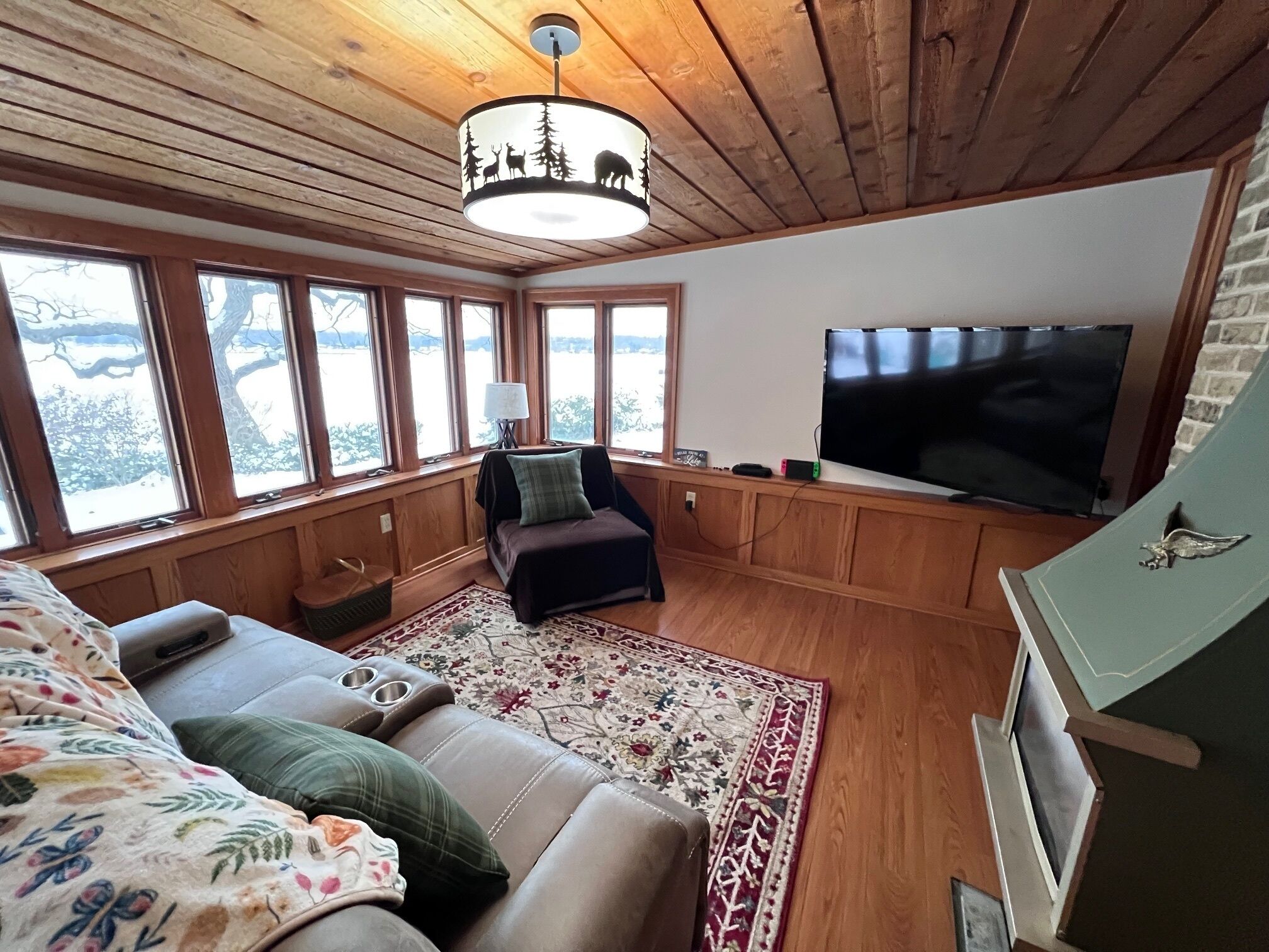 Smart TV, fireplace, video games