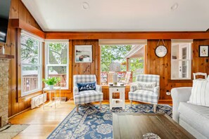 Una Smart TV, una chimenea, videojuegos