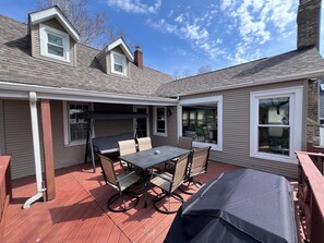 Outdoor dining - Comfortable Cabin ON Lake and 20 minutes to Ski Hill and Walk to Beach! (Burlington)