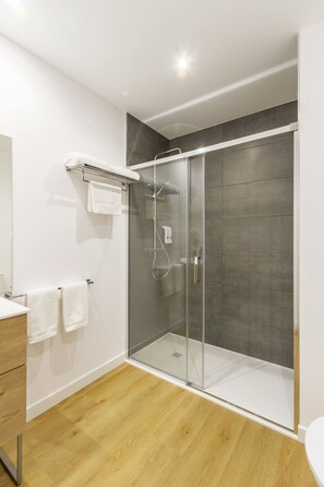 Secador de pelo y toallas